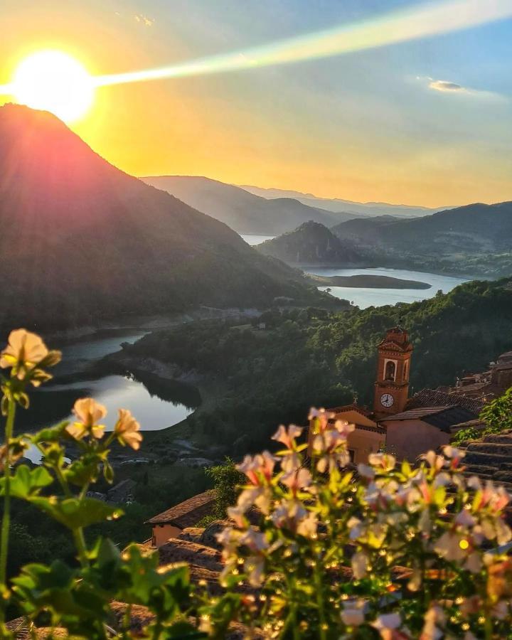 La Casa Sul Fiordo Lago Del Turano Paganico Sabino Eksteriør billede